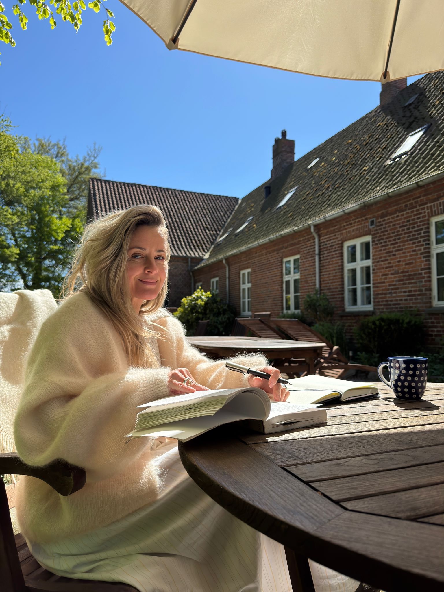 Luminary Well specialistė Kornelia Sofia Konieczna lauko aplinkoje